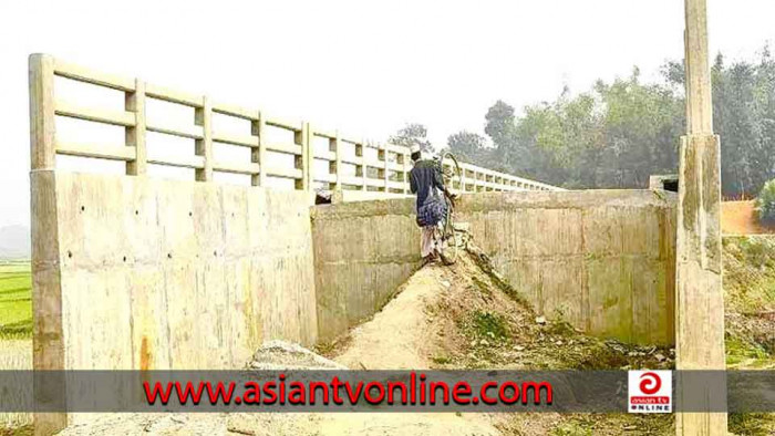 আখাউড়ায় সেতুর সংযোগ সড়ক না থাকায় ভোগান্তিতে ১৫ হাজার মানুষ