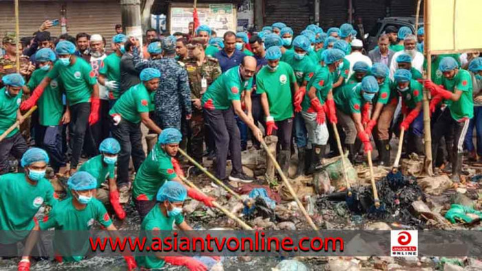 স্বেচ্ছাসেবীদের নিয়ে মেয়র আতিকুলের প্যারিস খাল পরিচ্ছন্ন অভিযান