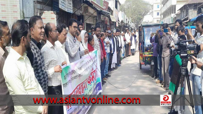 আমতলীর ২ সাংবাদিকের বিরুদ্ধে ‘মিথ্যা মামলা’ প্রত্যাহারের দাবিতে মানববন্ধন