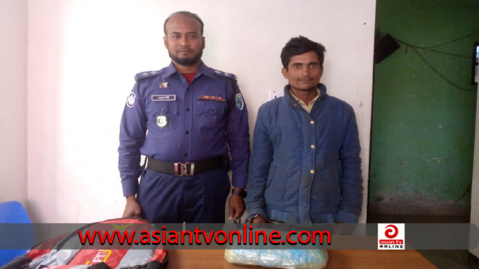 বীরগঞ্জে যাত্রীবাহী বাস থেকে গাঁজাসহ ‍আটক ১