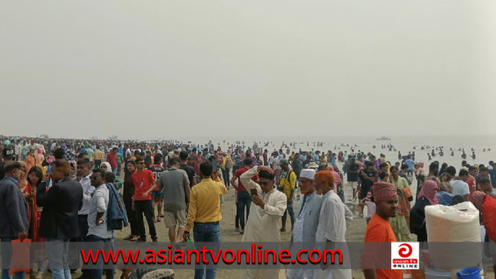 হাজার পর্যটকদের পদচারণায় তিল ধারণের ঠাই নেই কুয়াকাটায়