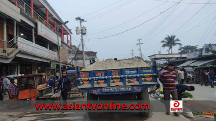 পত্নীতলায় সড়ক দাপিয়ে চলছে বালু ভর্তি খোলা ট্রাক, দুর্ভোগে স্থানীয়রা