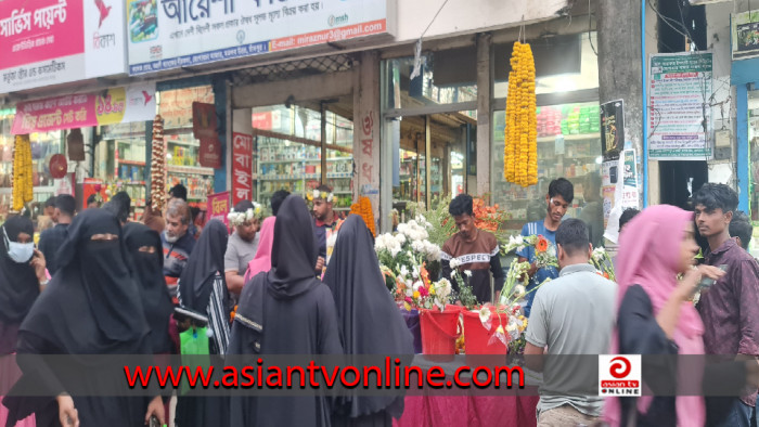 মতলব উত্তরে একুশে ফেব্রুয়ারি উপলক্ষে ফুলের দোকানে উপচে পড়া ভীড়