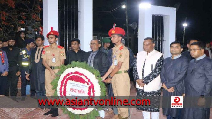 বরিশালে একুশের প্রথম প্রহরে ফুল দিয়ে ভাষাশহীদদের প্রতি শ্রদ্ধা নিবেদন