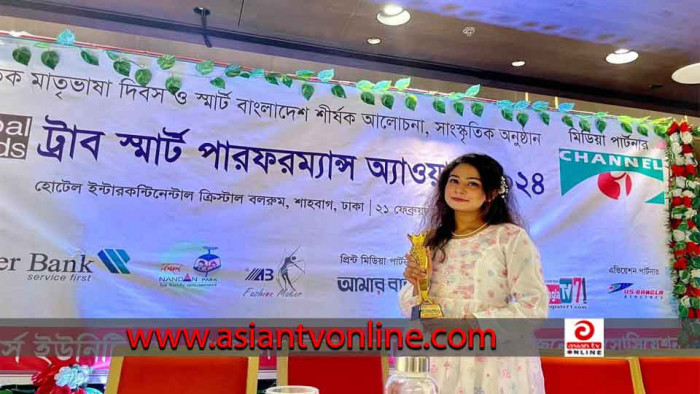 ট্রাব স্মার্ট পারফরম্যান্স অ্যাওয়ার্ড পেলেন কণ্ঠশিল্পী পুষ্পিতা