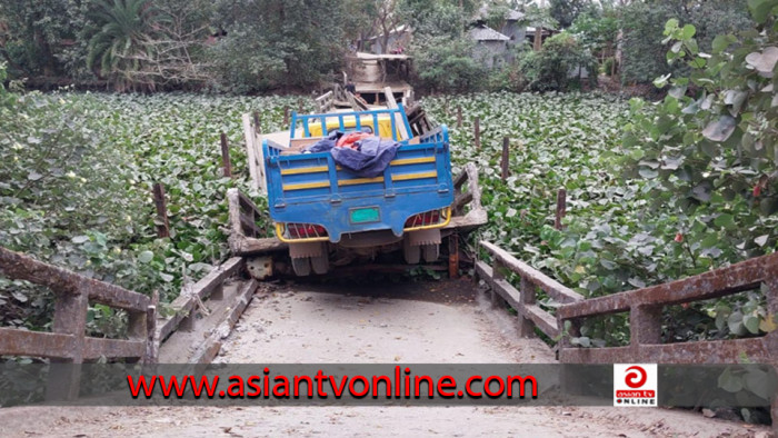 ব্রিজ ভেঙে ট্রাক খালে: ভোগান্তিতে ৫ গ্রামের মানুষ