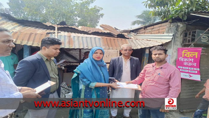 নড়াইলে অগ্নিকাণ্ডে ক্ষতিগ্রস্ত ব্যবসায়ীদের পাশে ইউএনও শারমিন আক্তার