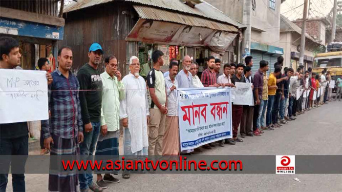 ফরিদপুর সদরপুরে রাস্তা দখলের প্রতিবাদে এলাকাবাসীর মানববন্ধন