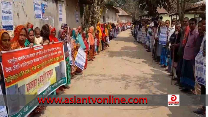 দিনাজপুরে কয়লা খনি এলাকায় বাড়িঘরে ফাটল, প্রতিবাদে মানববন্ধন