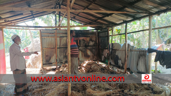 শত্রুতার আগুনে পুড়ল খড়ের পালা-টিনের ঘর