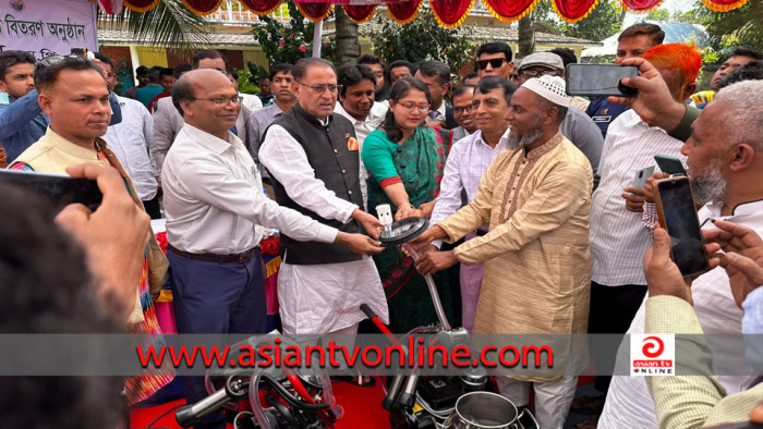 ফরিদপুরে মিল্কিং মেশিন বিতরণ করলেন প্রাণিসম্পদ মন্ত্রী