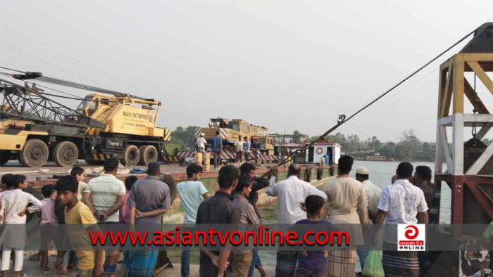 কর্ণফুলীতে ডুবে যাওয়া ক্রেন উদ্ধারে আনা হয়েছে বাজ ক্রেন