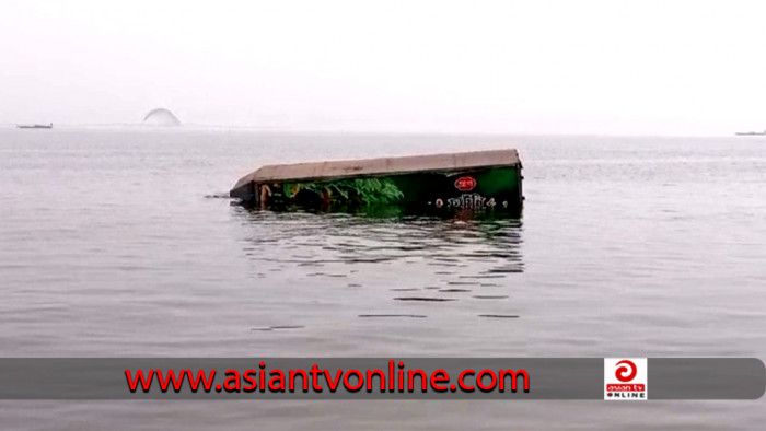 দৌলতদিয়ায় ফেরি থেকে নামতে গিয়ে পদ্মায় পড়লো কাভার্ডভ্যান