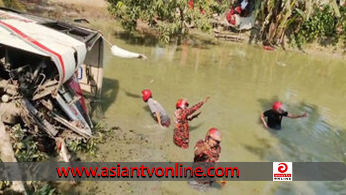 বরিশালে পথচারীকে চাপা দিয়ে পুকুরে পড়লো বাস, নিহত ২