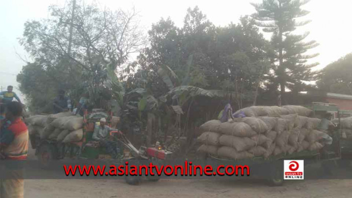 তানোরে কোল্ড স্টোরেজের সামনের যানজটে চরম দুর্ভোগ