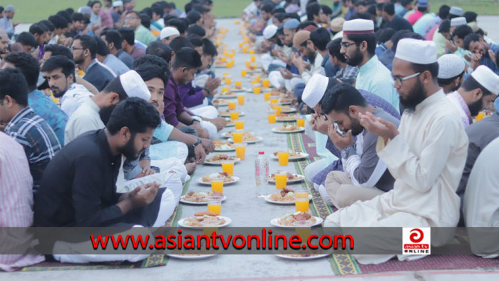 বাকৃবিতে একত্রে ইফতার করলো ৬ শতাধিক শিক্ষার্থী