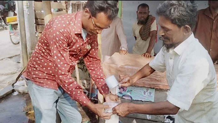 রমজানে উপলক্ষে বেশি দামে কিনে দরিদ্র মানুষের কাছে কম দামে দুধ বিক্রি করেন মোস্তফা