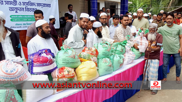 রাজাপুরে রেডলাইন ফাউন্ডেশনের ইফতার ও টাকা বিতরণ