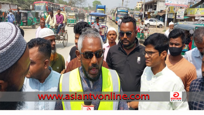 সড়কে নেমে গেলেন উপজেলা চেয়ারম্যান, পাল্টে গেছে যানজটের চিত্র