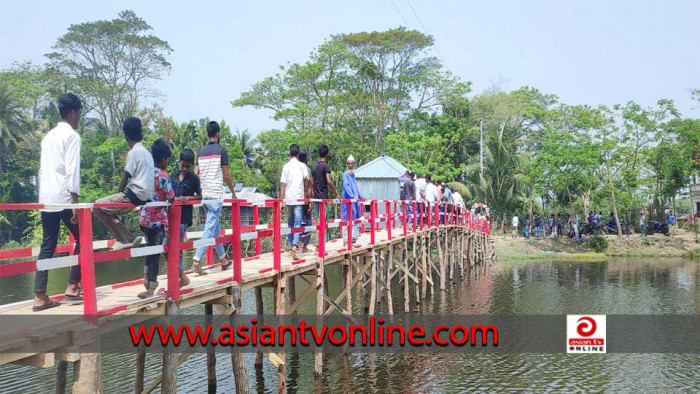 রাঙ্গাবালীতে ২ গ্রামের মানুষের পারাপারের জন্য কাঠের সেতু নির্মাণ