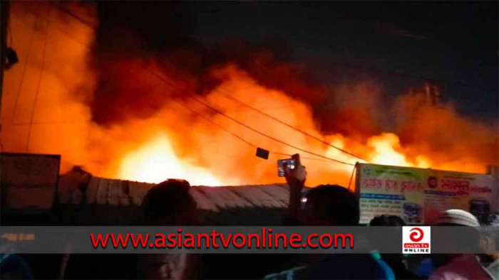 ভয়াবহ অগ্নিকাণ্ডে রূপগঞ্জ গাউছিয়া কাঁচাবাজারের শতাধিক দোকান পুড়ে ছাই