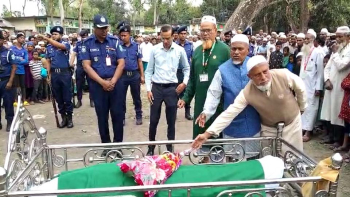 সাদুল্লাপুরে বীর মুক্তিযোদ্ধাকে রাষ্ট্রীয় মর্যাদায় দাফন