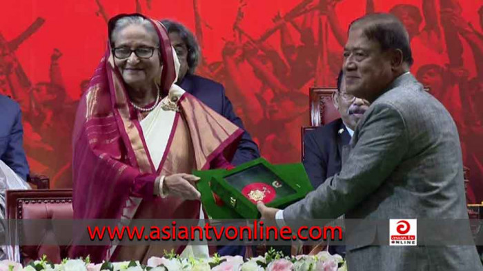 ১০ বিশিষ্টজনের হাতে স্বাধীনতা পুরস্কার তুলে দিলেন প্রধানমন্ত্রী