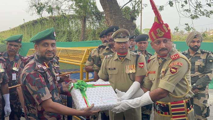 আখাউড়া সীমান্তে বিজিবি-বিএসএফ যৌথ রিট্রিট সিরিমনি