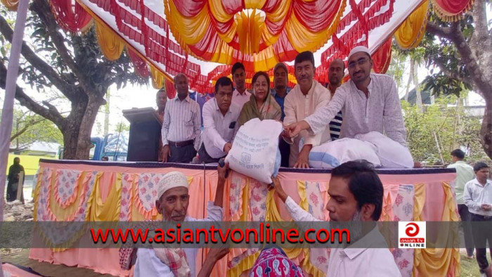 জনতা ব্যাংকের উদ্যোগে নাটোরে হতদরিদ্র পরিবারের মাঝে ঈদ উপহার বিতরণ