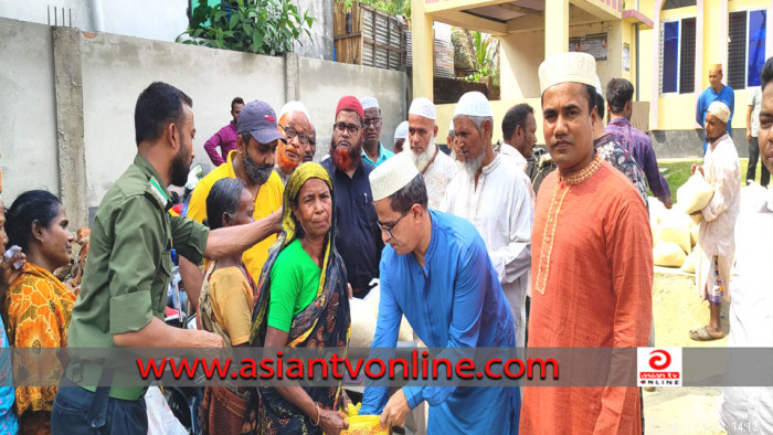 বদরগঞ্জে প্রধানমন্ত্রীর পক্ষ থেকে সচিবের চাল বিতরণ