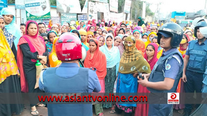 গাজীপুরে বকেয়া বেতনের দাবিতে শ্রমিকদের বিক্ষোভ