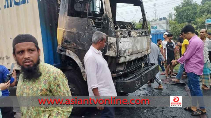 সাভারে তেলের ট্যাংকার উল্টে ৫ গাড়িতে আগুন, নিহত ১