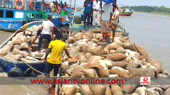 মোংলায় ডুবে যাওয়া বাল্কহেড থেকে চাল উত্তোলন শুরু