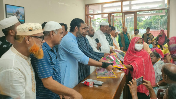 টুঙ্গিপাড়ায় প্রধানমন্ত্রীর পক্ষ থেকে ঈদ উপহার সামগ্রী বিতরণ