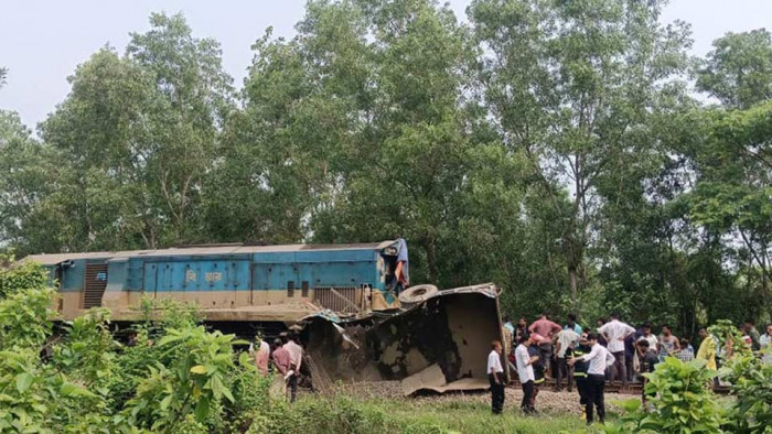 বালুবাহী ট্রাকে ট্রেনের ধাক্কা, ট্রেনের যাত্রীসহ নিহত ৩