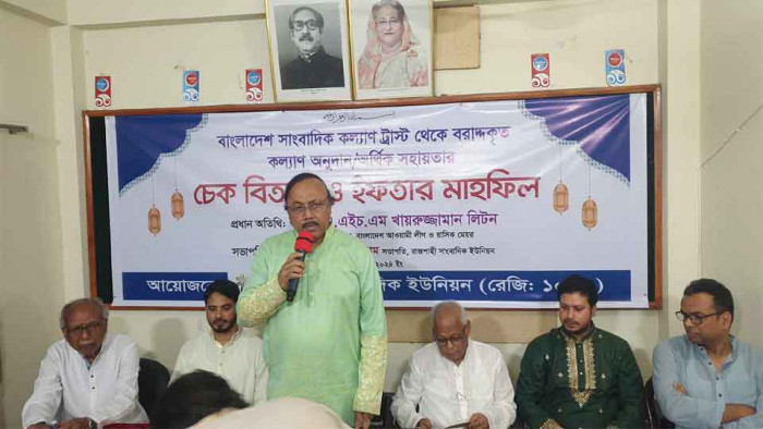 আরইউজে’র উদ্যোগে সাংবাদিক কল্যাণ ট্রাস্টের চেক বিতরণ