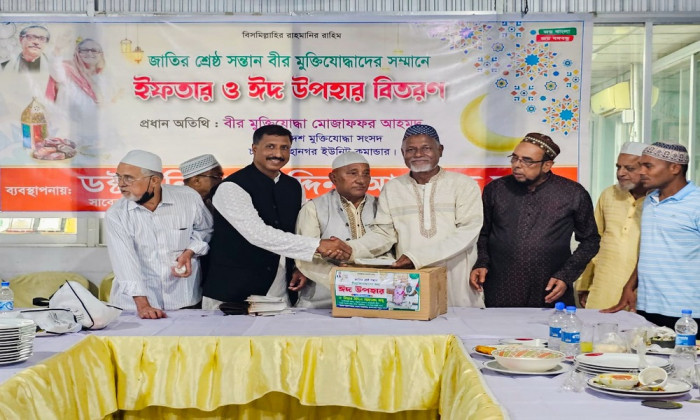 চট্টগ্রামে বীর মুক্তিযোদ্ধাদের মাঝে ঈদ উপহার বিতরণ