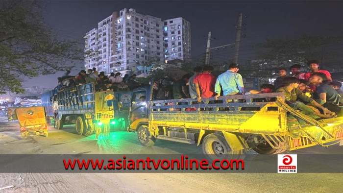 বাস সংকটে জীবনের ঝুঁকি নিয়ে ট্রাকে চড়ে ঈদযাত্রা