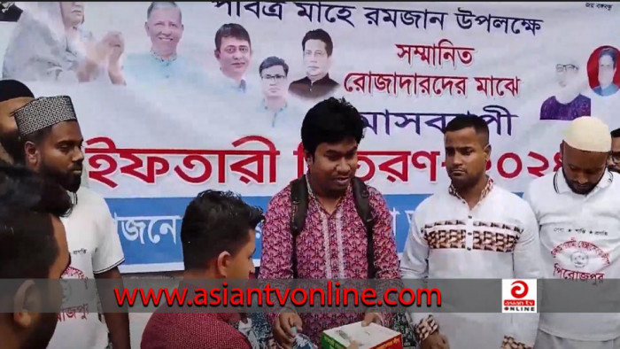 পিরোজপুরে স্বেচ্ছাসেবক লীগ নেতার ইফতার সামগ্রী বিতরণ