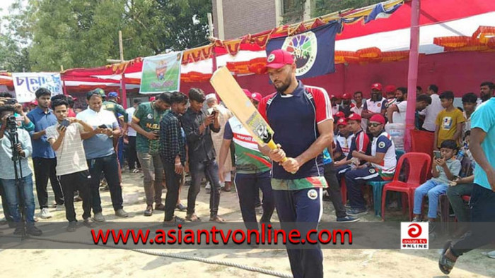 নড়াইলে বন্ধুদের সঙ্গে ক্রিকেট খেললেন মাশরাফি