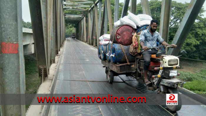 হরিরামপুরে বেইলি সেতুর পাটাতনে ধস, দুর্ঘটনার আশংকা