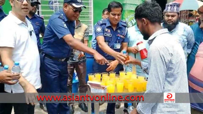 কুমিল্লায় পাঁচ শতাধিক পথচারীকে স্যালাইন-শরবত খাওয়াল ট্রাফিক পুলিশ