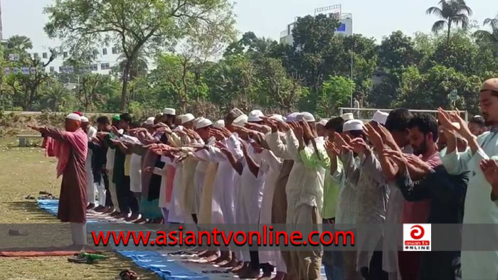 পত্নীতলায় রহমতের বৃষ্টি কামনায় বিশেষ নামাজ আদায়