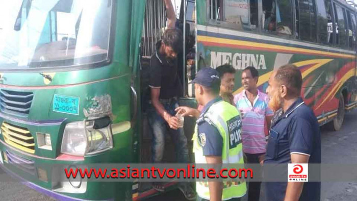 ফরিদপুরে তৃষ্ণার্তদের পাশে শরবত নিয়ে হাইওয়ে পুলিশ