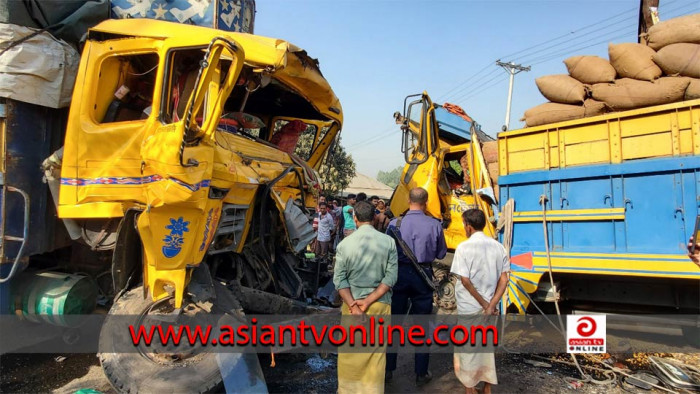 ঘোড়াঘাটে ২ ট্রাকের মুখোমুখি সংঘর্ষ, ট্রাকের ড্রাইভার-হেলপার নিহত