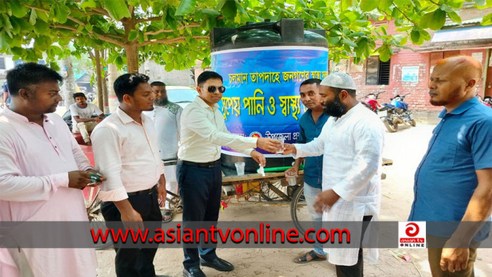 তীব্র গরমে বিশুদ্ধ পানি ও খাবার স্যালাইন বিতরণ করলেন পলাশের ইউএনও