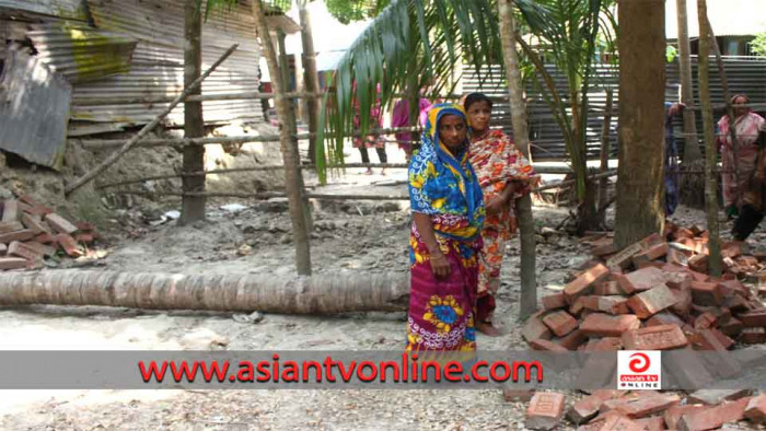 রাজাপুরে পাঁচ পরিবারের যাতায়াতের পথ আটকে রাখার অভিযোগ