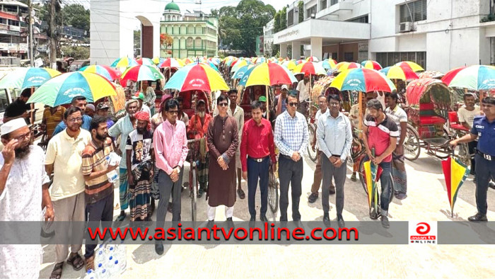 ফরিদপুরে রিকশাওলাদের রঙিন ছাতা বিতরণ