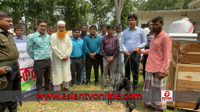 শরীয়তপুরে জেলেদের মাঝে জাল-ছাগল বিতরণ