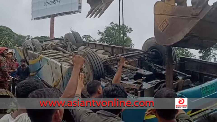 সীতাকুণ্ডে নিয়ন্ত্রণ হারিয়ে বাস উল্টে নিহত ১, আহত ১৪